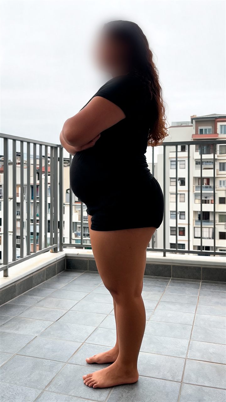 Aluna antes — perfil em pé